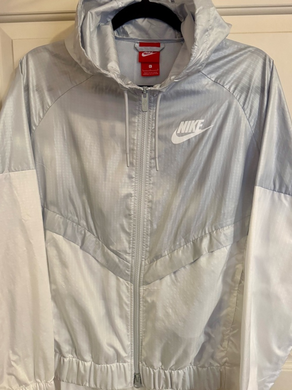 Nike Sportswear Windrunner Woman’s Jacket in White & Silver. Size - Large - Picture 12 of 12